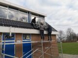 Plaatsing zonnepanelen (deel 2) op dak van kantine op zaterdag 28 januari 2023 (5/22)